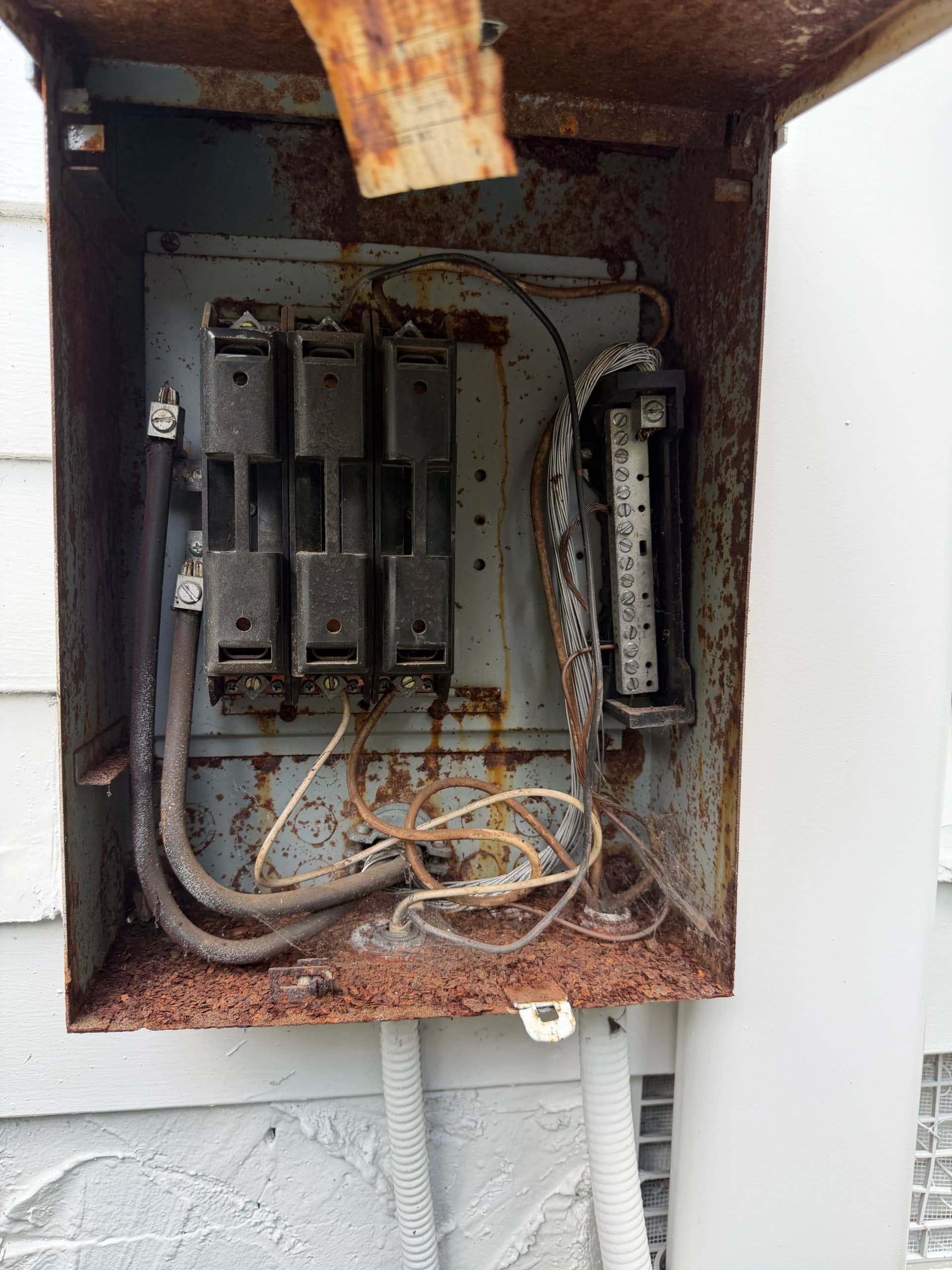 Gallery photos for Rusted FPE Sub-Panel Replaced With a Safe, Clean Square D Setup: Image #1