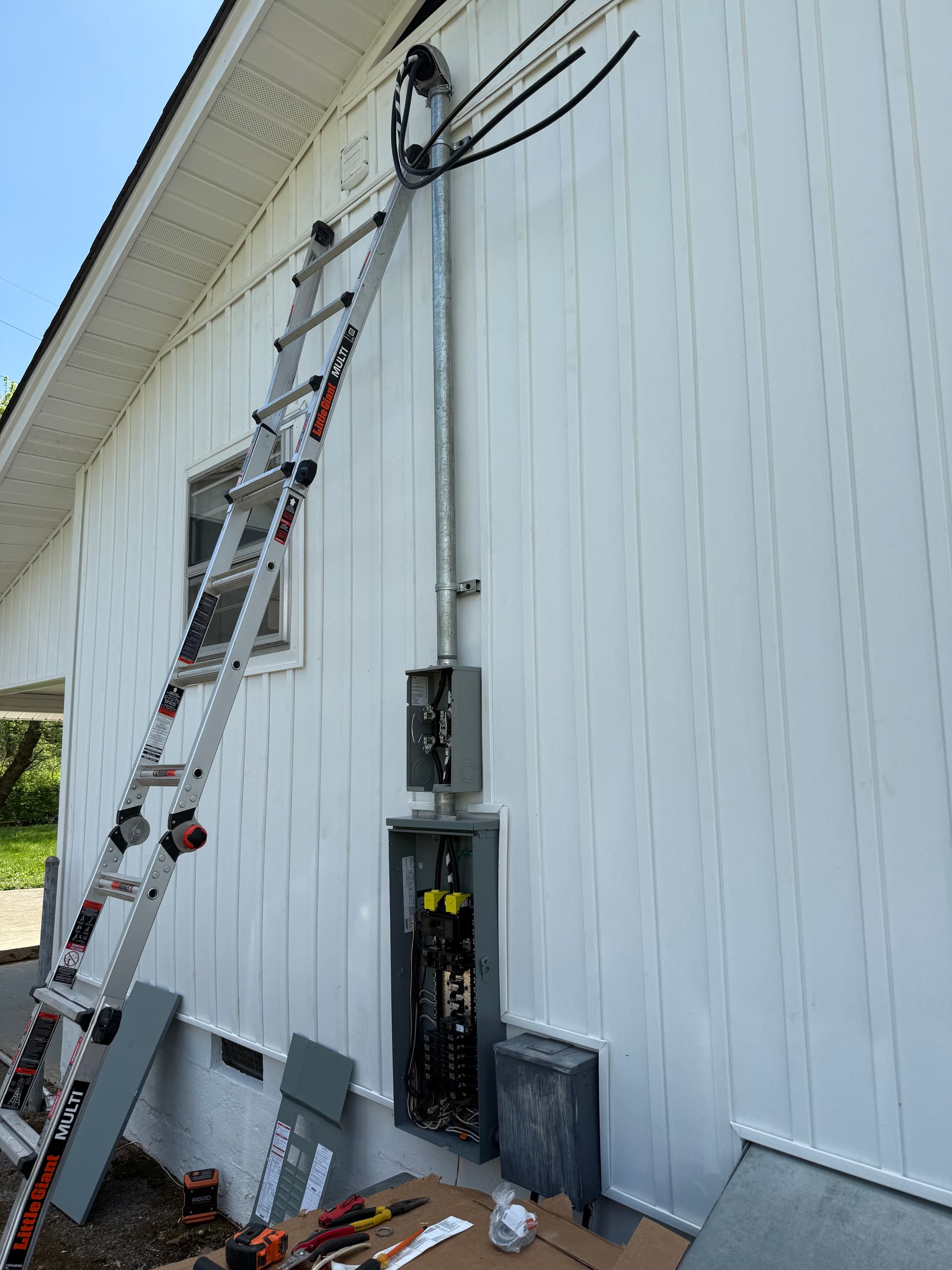 Gallery photos for Old Fuse Panel Gets a Full Electrical Service Replacement: Image #2