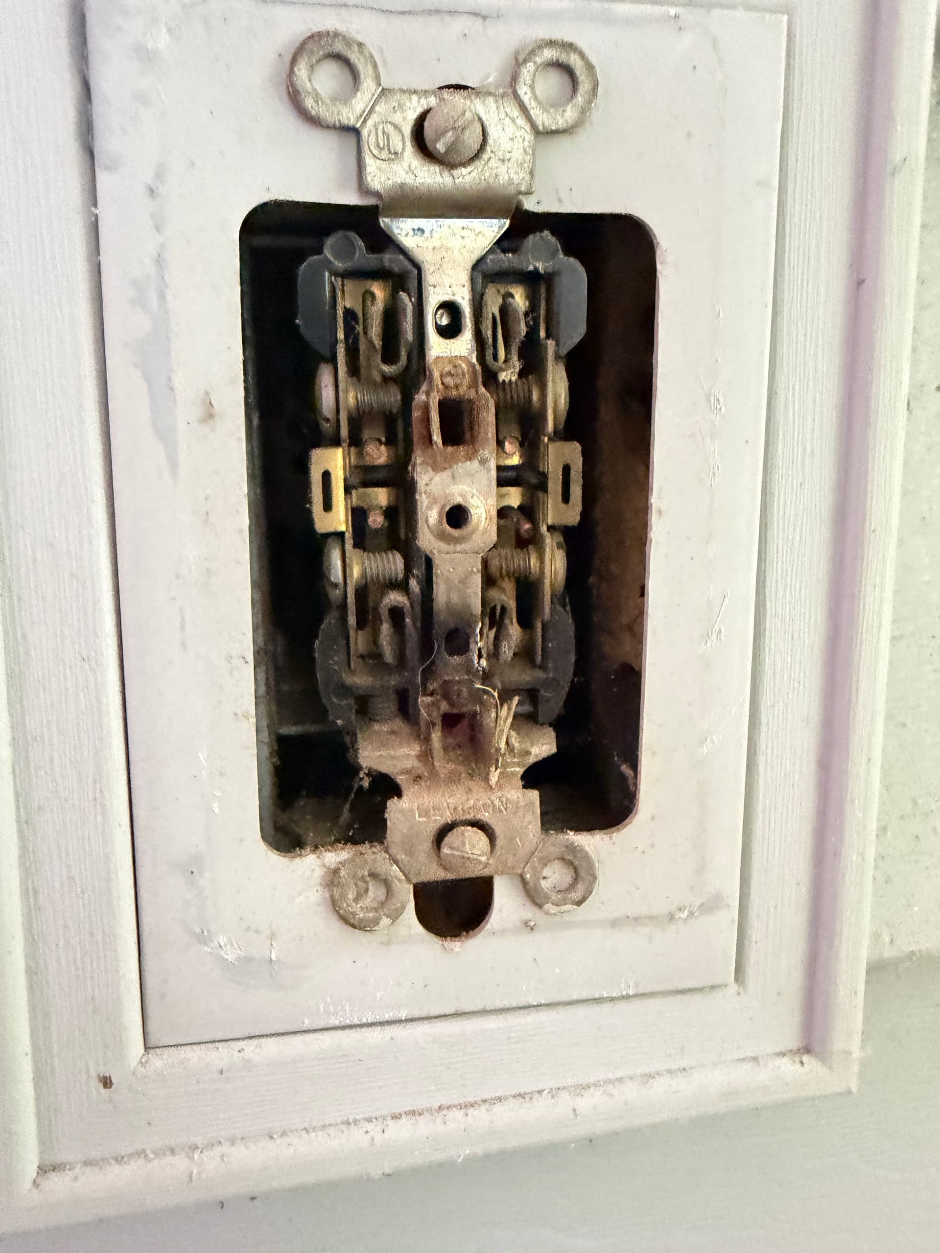 Corroded Outdoor Outlet Gets Proper GFCI Protection
