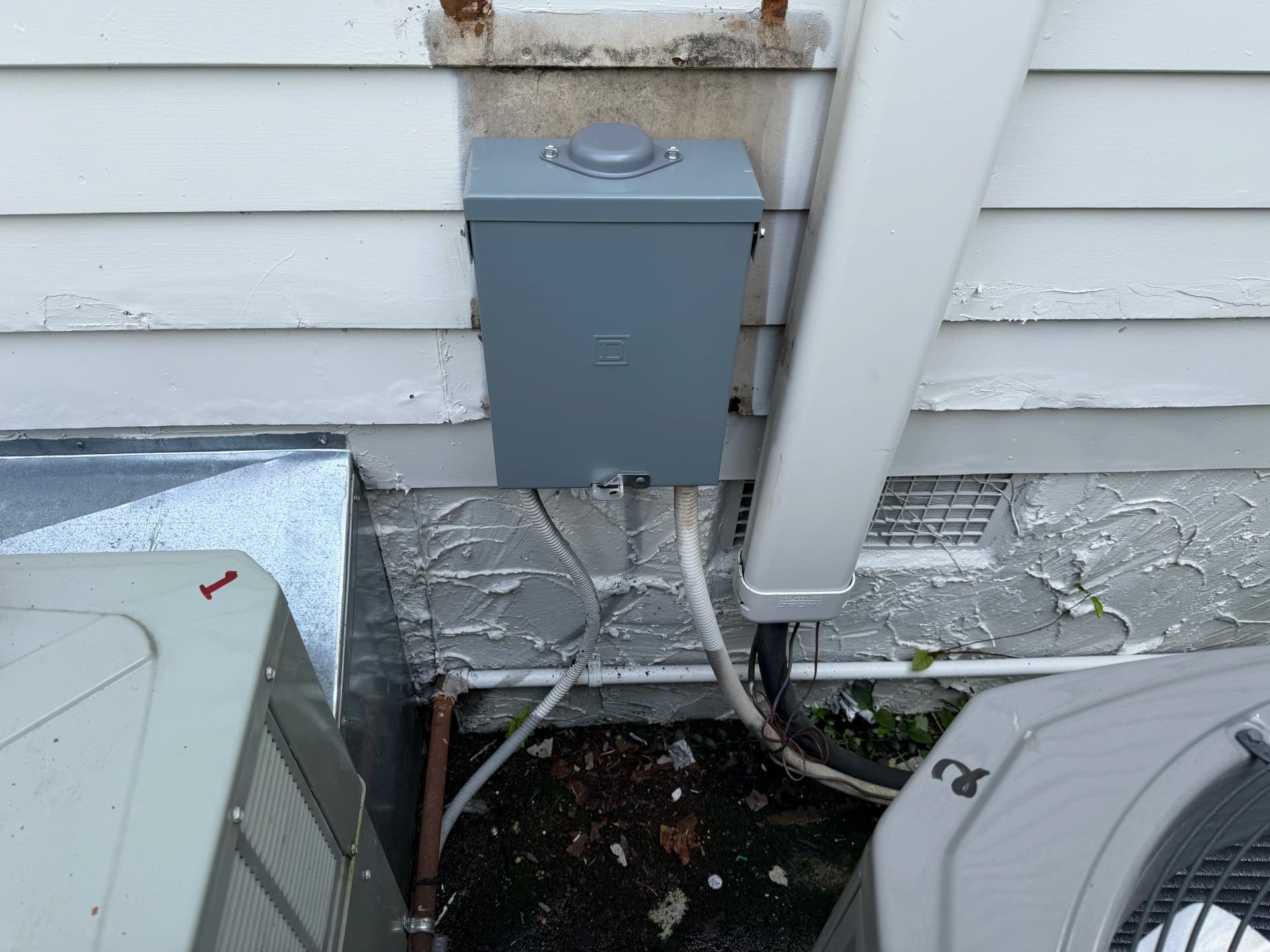 Gallery photos for Rusted FPE Sub-Panel Replaced With a Safe, Clean Square D Setup: Image #4