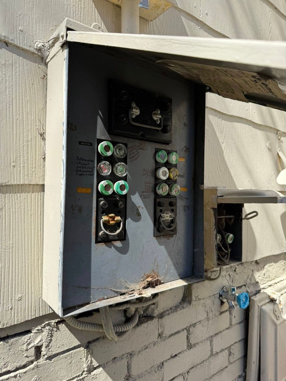 Electrical Fuse Changing image